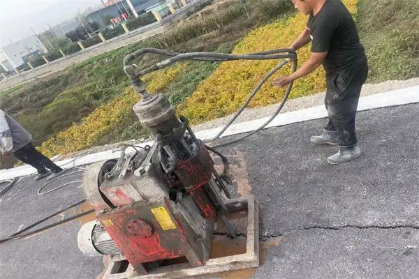富拉尔基马路面下沉注浆加固